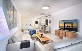 Ariston Luxury Garden Apartment With A Pool